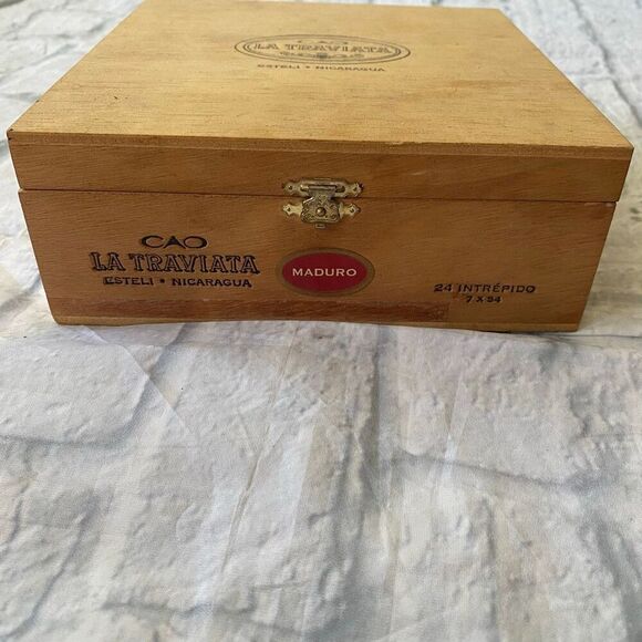 La Traviata wooden cigar box collectible with latch closure 8x8 - Picture 4 of 11
